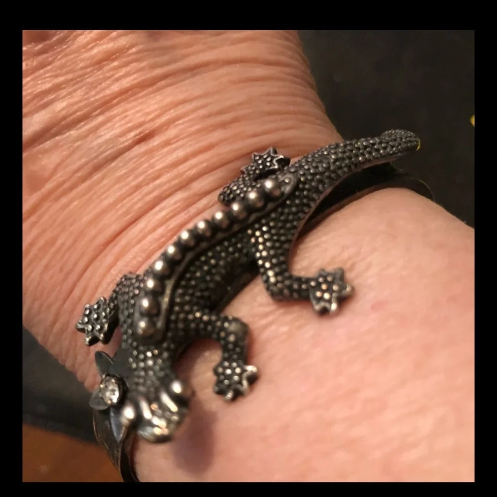 Mary De Marco salamander cuff bracelet Rare Very lifelike  detail Eyecatching